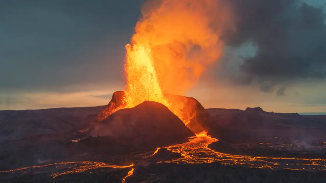 ثوران-بركان-في-أيسلندا-للمرة-الرابعة-منذ-كانون-الأول