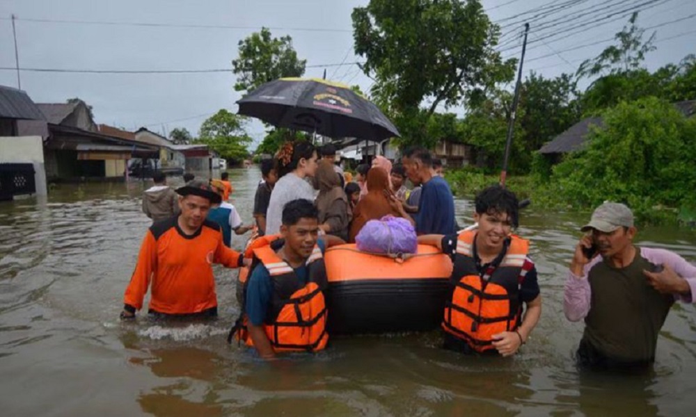 بالفيديو:-ضحايا-جراء-فيضانات-وانهيارات-أرضية-في-إندونيسيا