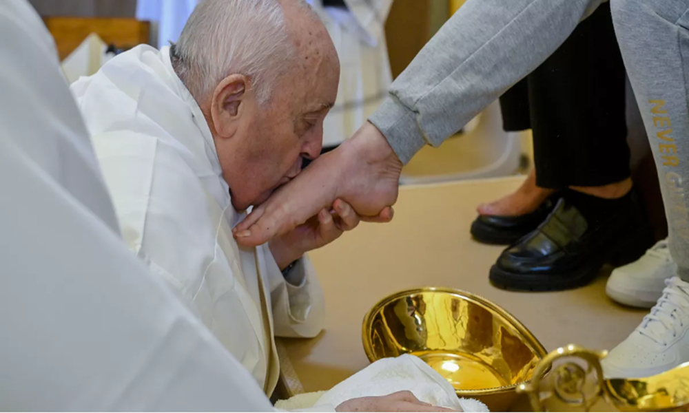 بالفيديو-البابا-فرنسيس-يغسل-أقدام-12-سجينة