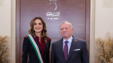 العاهل-الأردني-يُقلد-زوجته-الملكة-رانيا-"الوسام-المرصع".-ما-المناسبة؟-(فيديو)
