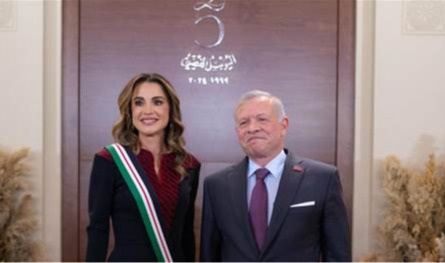 العاهل-الأردني-يُقلد-زوجته-الملكة-رانيا-"الوسام-المرصع".-ما-المناسبة؟-(فيديو)