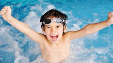 خطوات-لسلامة-طفلك-عند-تدريب-السباحة